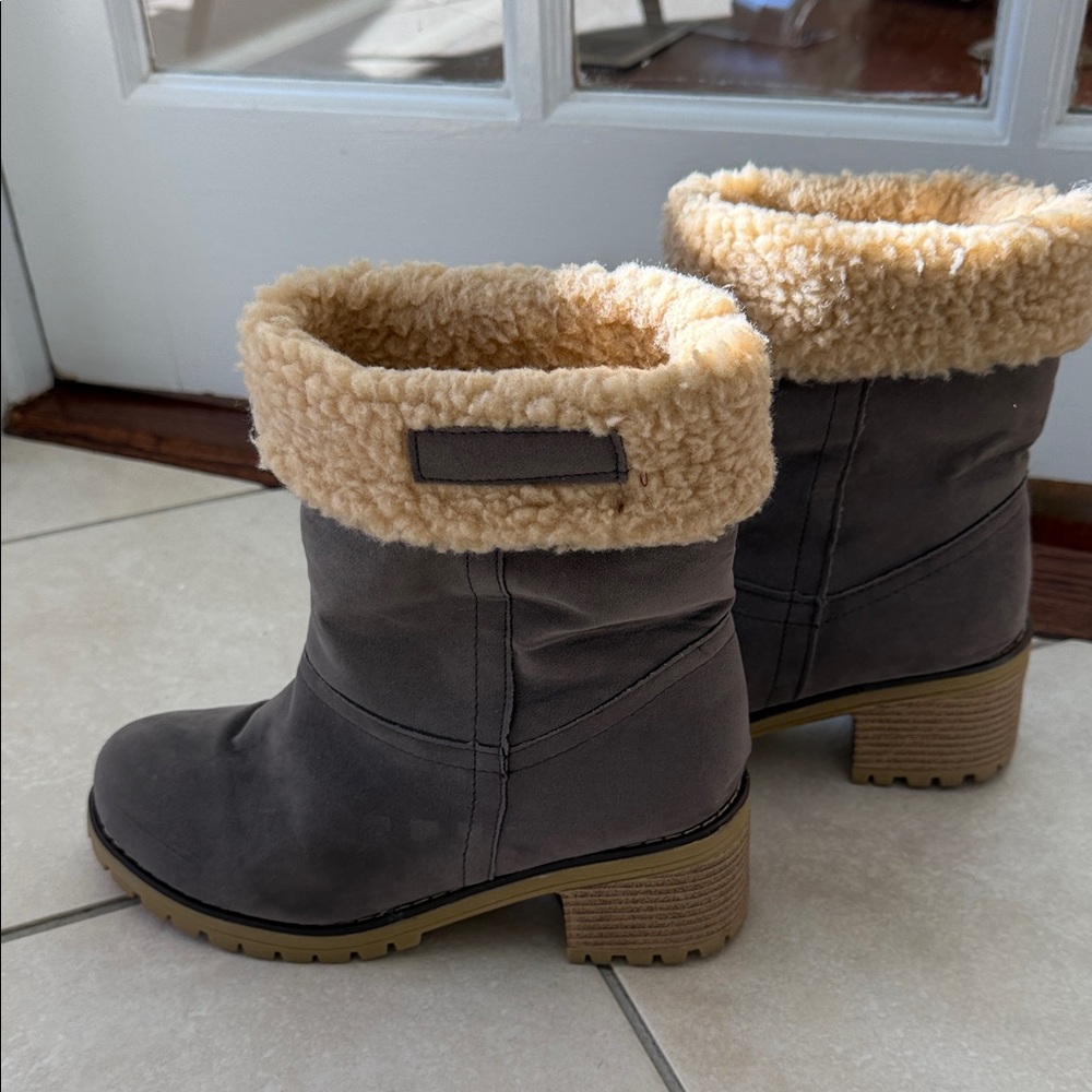 Cozy Tan and Gray Women's Boots size 8